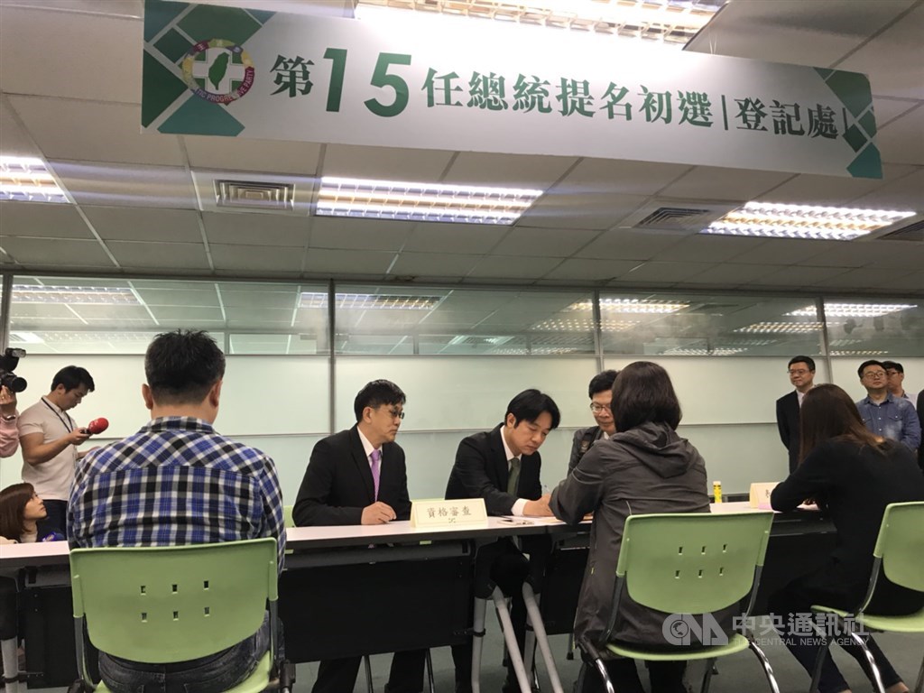 民進黨2020年總統大選黨內初選,前行政院長賴清德(中)18日上午前往民進黨中央黨部登記。中央社記者吳翊寧攝 108年3月18日