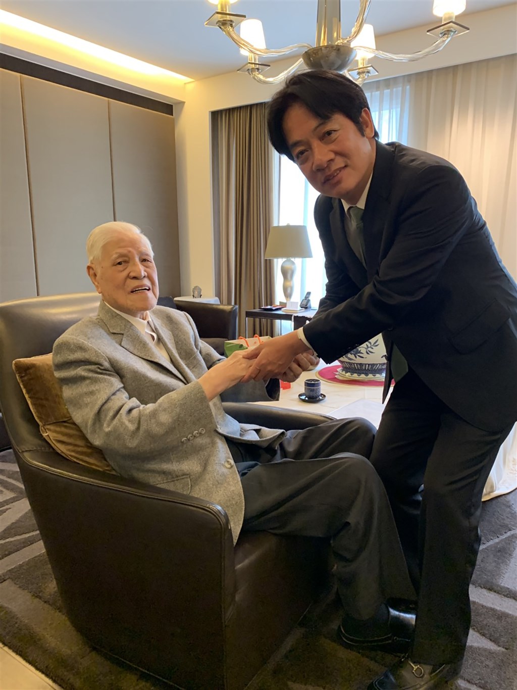前行政院長賴清德18日登記民進黨黨內總統初選,19日下午探視前總統李登輝。李登輝勉勵賴清德,不管擔任什麼位子都要愛護人民,利用初選機會台灣人民「民進黨的存在價值」。(李登輝辦公室提供)中央社記者顧荃傳真 108年3月19日