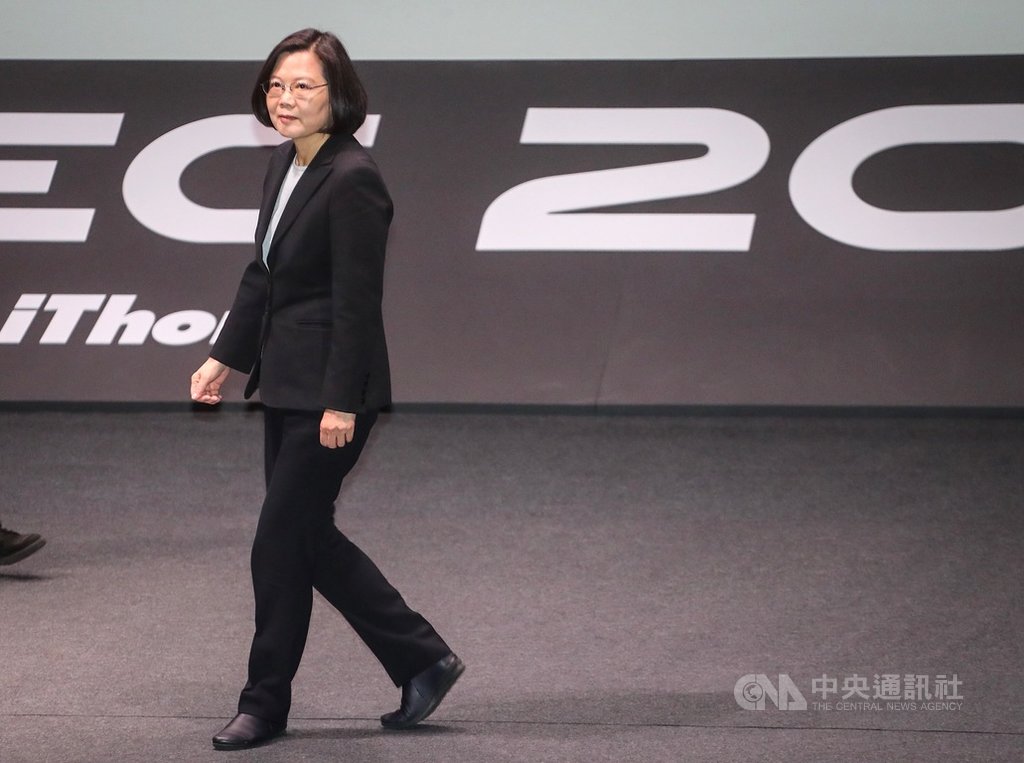總統蔡英文(圖)將登記民進黨內總統初選,競選連任。蔡總統19日在台北表示,爭取支持是奠定在每天的工作上,她也告訴執政團隊以國家政務為第一優先,不要受其他事情影響。中央社記者裴禛攝 108年3月19日