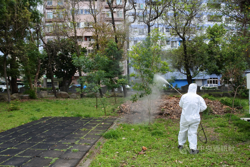 花蓮地區今年疑因暖冬緣故,原本在夏季出沒的小黑蚊開始肆虐,花蓮縣環保局提醒民眾加強環境清理,並針對學校、景點進行藥劑噴灑防治工作。中央社記者李先鳳攝 108年3月19日