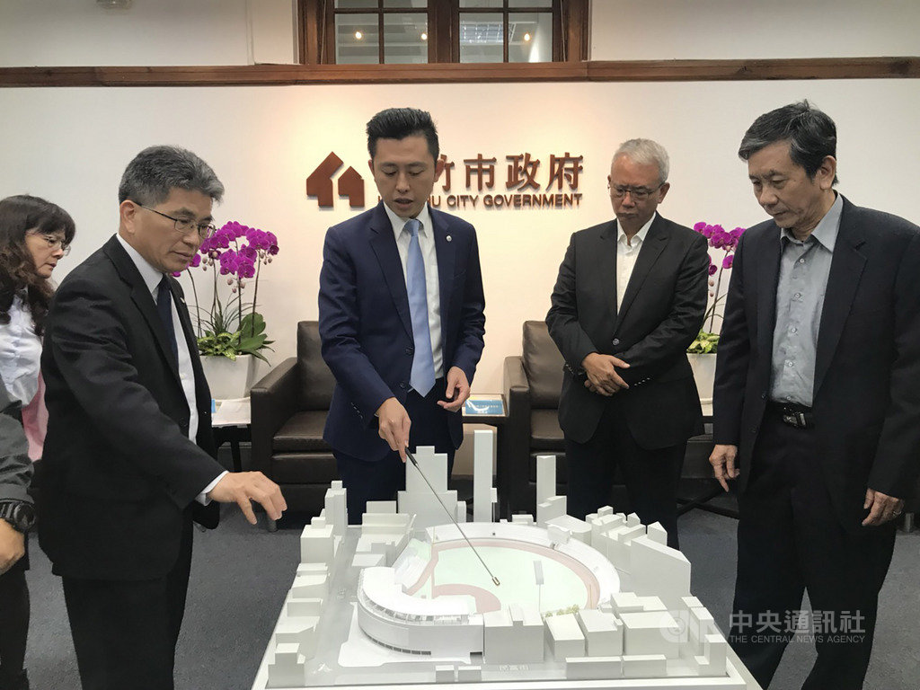 頂新集團欲以味全龍之名重返中華職棒,頂新和德文教基金會董事長魏應充(右2)等人19日為推動棒球運動拜會新竹市長林智堅(右3),林智堅以竹市具備的軟硬體條件,力邀頂新選擇竹市作為味全龍主場。(新竹市政府提供)中央社記者管瑞平傳真 108年3月19日