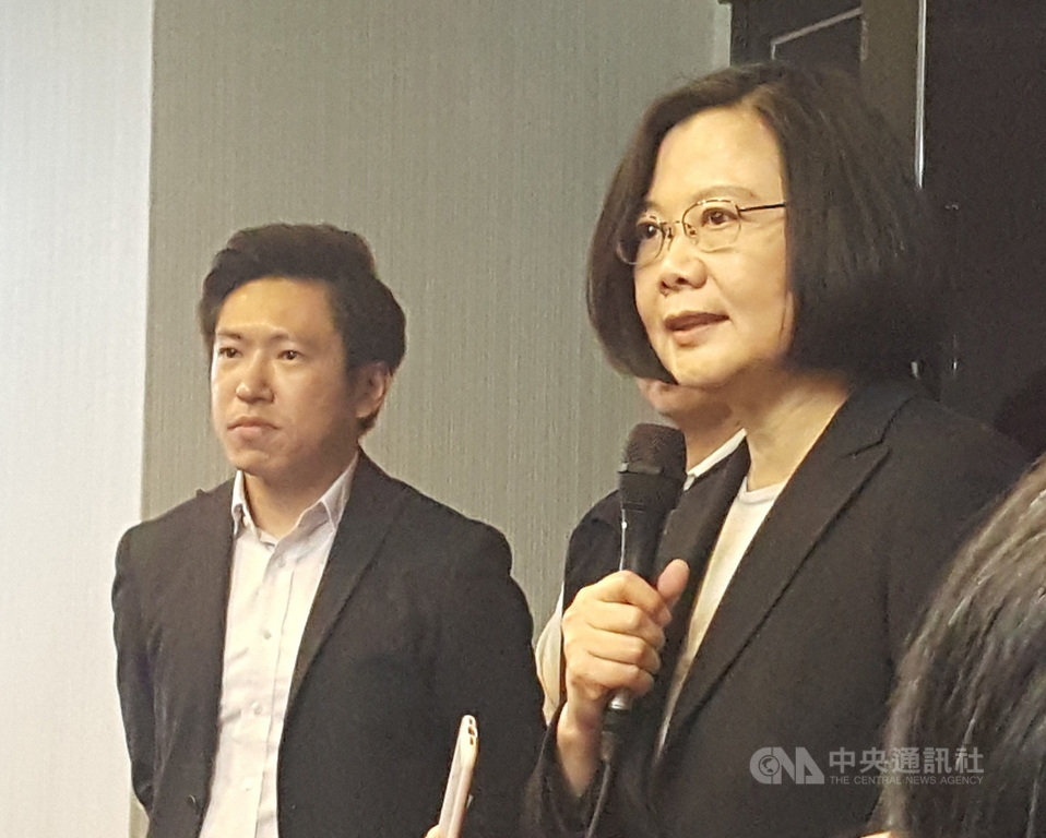 總統蔡英文19日出席2019台灣資安大會開幕,談及將登記民進黨內總統大選初選、爭取連任,蔡總統表示,爭取支持是奠定在每天的工作上,她也告訴執政團隊以國家政務為第一優先,不要受其他事情影響。中央社記者廖禹揚攝 108年3月19日