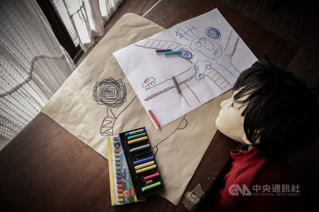 飛人集社劇團推出新作「黑色微光」,從一起真實社會案件出發,一名小男孩經歷因父母爭執所造成的暴力悲劇後,開始獨自面對這個世界,他不再說話,只想躲在自己的奇幻世界裡,那裡有他的好朋友、有最想念的家人。(飛人集社提供)中央社記者汪宜儒傳真 108年3月19日