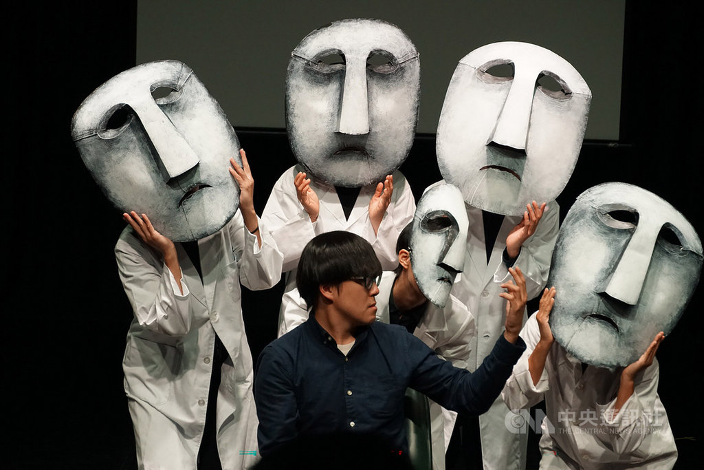 飛人集社劇團推出新作「黑色微光」,藉著光影、執頭偶、面具偶與真人演出,帶領觀眾穿梭在黑暗與虛實之間,同時表達對於隱藏在社會中的家暴事件、身處高壓生活環境中孩子們的關懷。(飛人集社提供)中央社記者汪宜儒傳真 108年3月19日