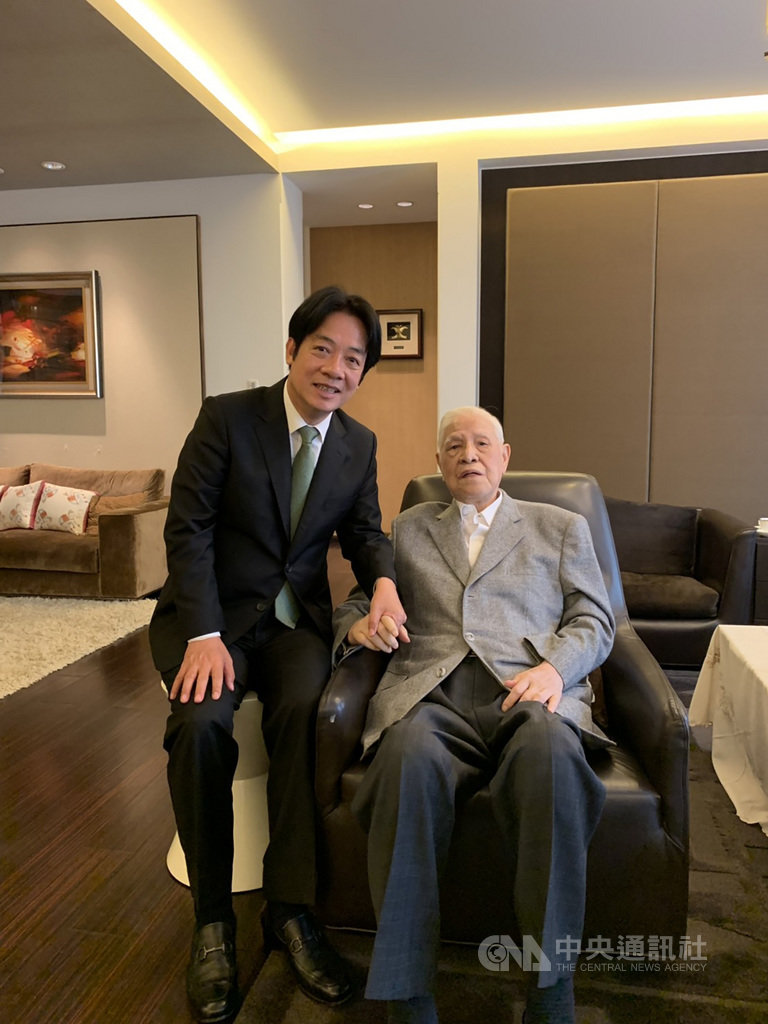前行政院長賴清德18日登記民進黨黨內總統初選,19日下午探視前總統李登輝。賴清德說,向李登輝請益治國之道,受益良多。(李登輝辦公室提供)中央社記者顧荃傳真 108年3月19日