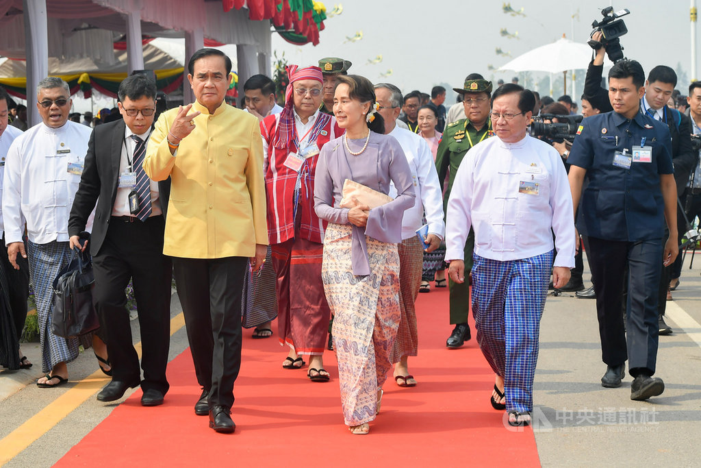 泰國緬甸第二座友誼大橋19日開通,泰國總理帕拉育(Prayut Chan-ocha)(前排左1)和緬甸實質領導人翁山蘇姬(Aung San Suu Kyi)(前排中)共同出席啟用儀式。(泰國總理府提供)中央社記者呂欣憓曼谷傳真 108年3月19日