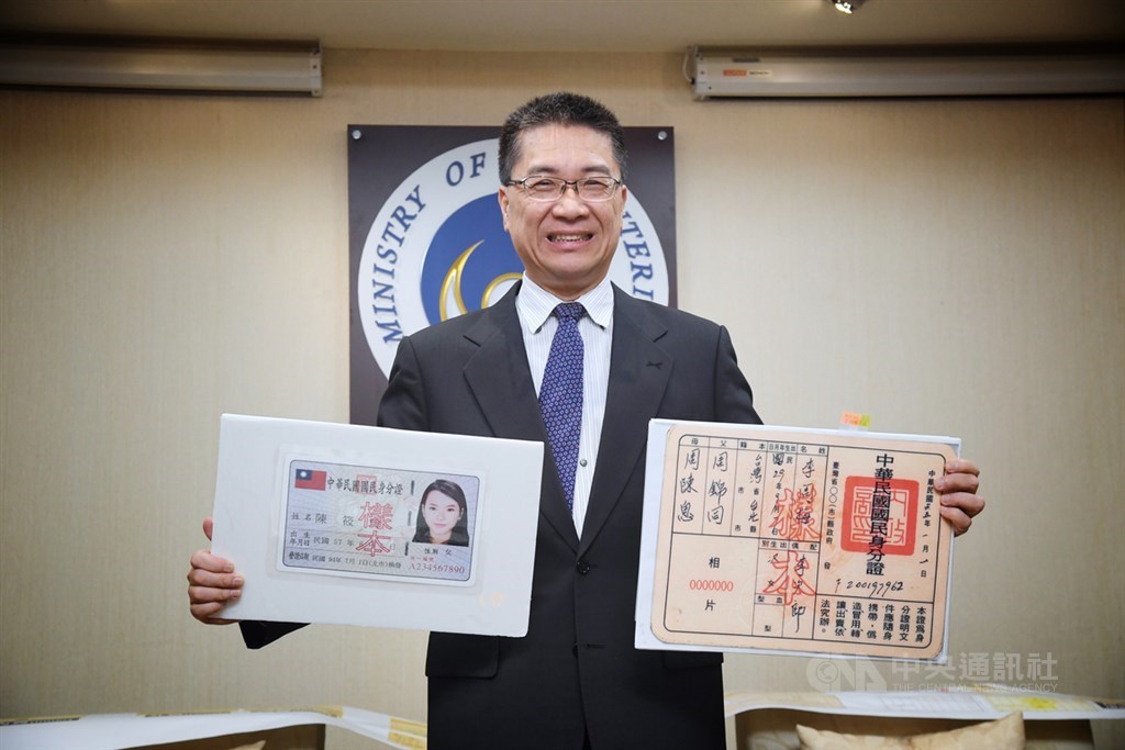 內政部長徐國勇(圖)19日上午召開記者會表示,過去兩蔣時代的身分證都沒有國旗,大部分國家的身分證也沒有國旗,不希望國旗問題變成政治議題。目前身分證版本還在徵求意見,他保留開放的態度,讓大家討論,有沒有國旗他都喜歡。中央社記者王飛華攝 108年3月19日