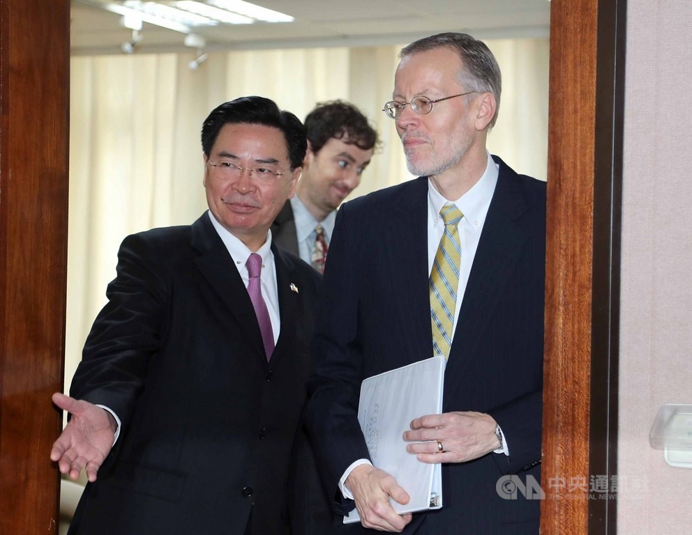 美國在台協會(AIT)處長酈英傑(William Brent Christensen)(右)與外交部長吳釗燮(左)19日在外交部共同出席記者會,宣布台美共同成立印太民主治理諮商機制。這是首度有美國在台協會(AIT)處長到外交部與外交部長共同舉行記者會。中央社記者張皓安攝 108年3月19日