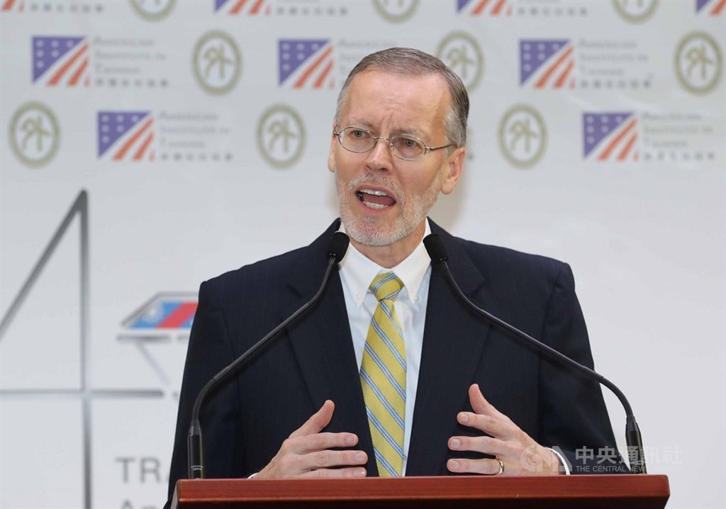 美國在台協會(AIT)處長酈英傑(William Brent Christensen)(圖)19日與外交部長吳釗燮宣布,美台雙方同意建立一個全新的年度對話機制「印太民主治理諮商」,將作為美台之間定期交流平台,在印太區域增進合作、推動計畫,以協助其他國家應對眼前在治理方面遇到的挑戰。中央社記者張皓安攝 108年3月19日