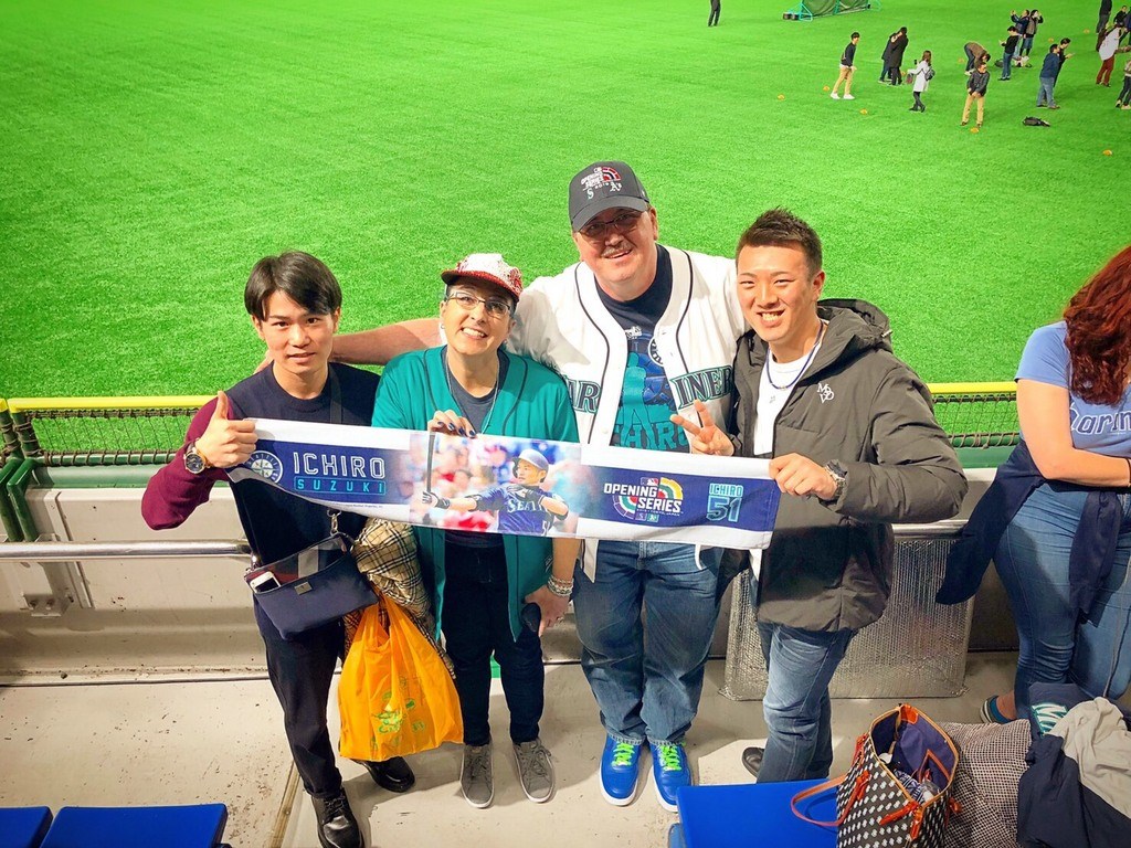 美國職棒大聯盟日本海外開幕戰熱身賽,西雅圖水手日籍外野手鈴木一朗守備時秀了雷射肩美技,掀起東京巨蛋這兩天的最高潮。一群鈴木一朗迷,最左是22歲的貝瀬,左2是號稱「世界第一名」的一朗鐵粉法蘭茲(Amy Franz)。中央社記者楊明珠東京傳真 108年3月18日