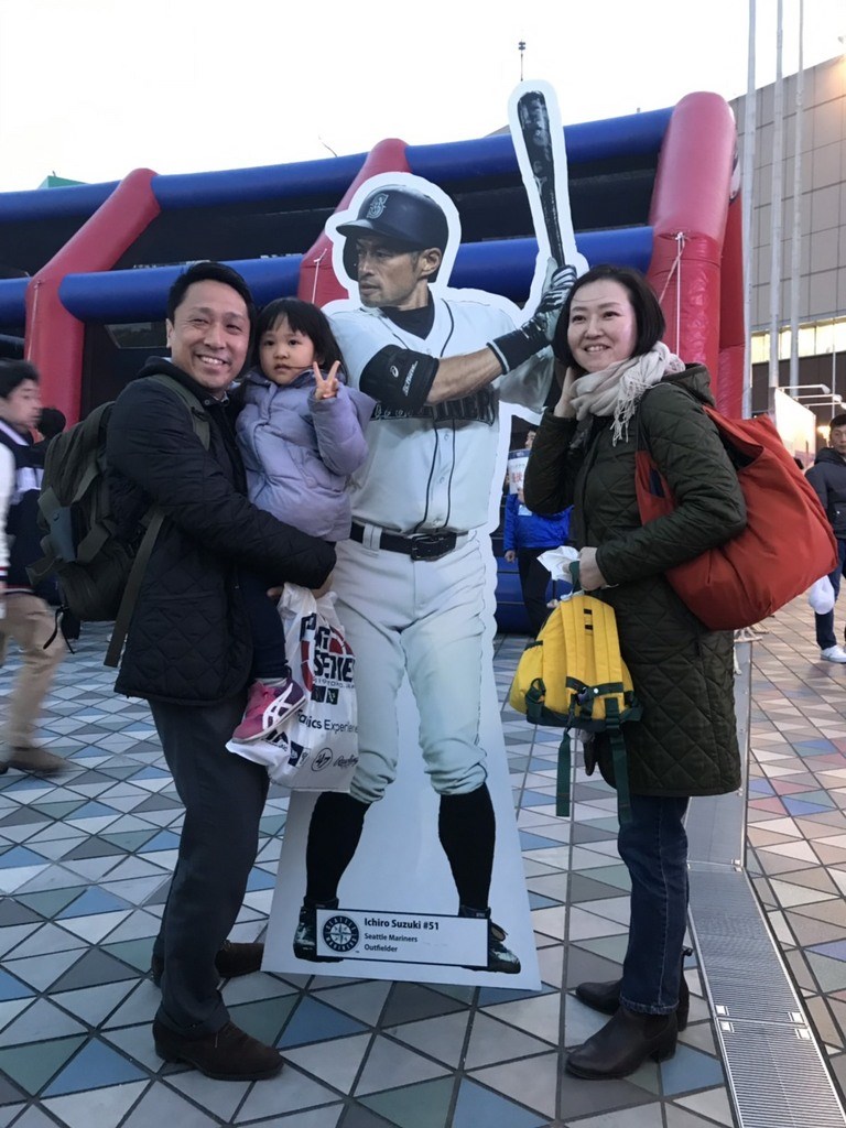 美國職棒大聯盟日本海外開幕戰熱身賽,西雅圖水手日籍外野手鈴木一朗守備時秀了雷射肩美技,掀起東京巨蛋這兩天的最高潮。一朗迷,一家三口買票進東京巨蛋看球賽。中央社記者楊明珠東京傳真 108年3月18日