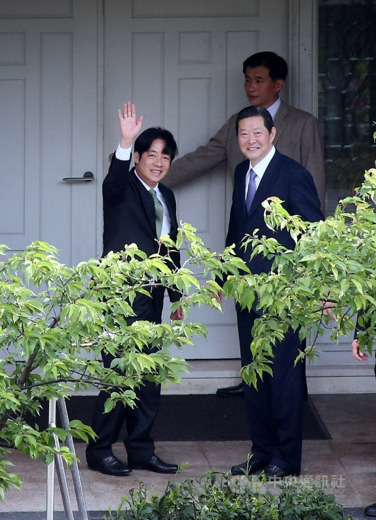 表態角逐民進黨內總統初選提名的前行政院長賴清德(左),19日下午前往拜會前總統李登輝,進入李登輝寓所翠山莊前向守候媒體揮手致意。前右為李登輝辦公室主任王燕軍。中央社記者王飛華攝 108年3月19日