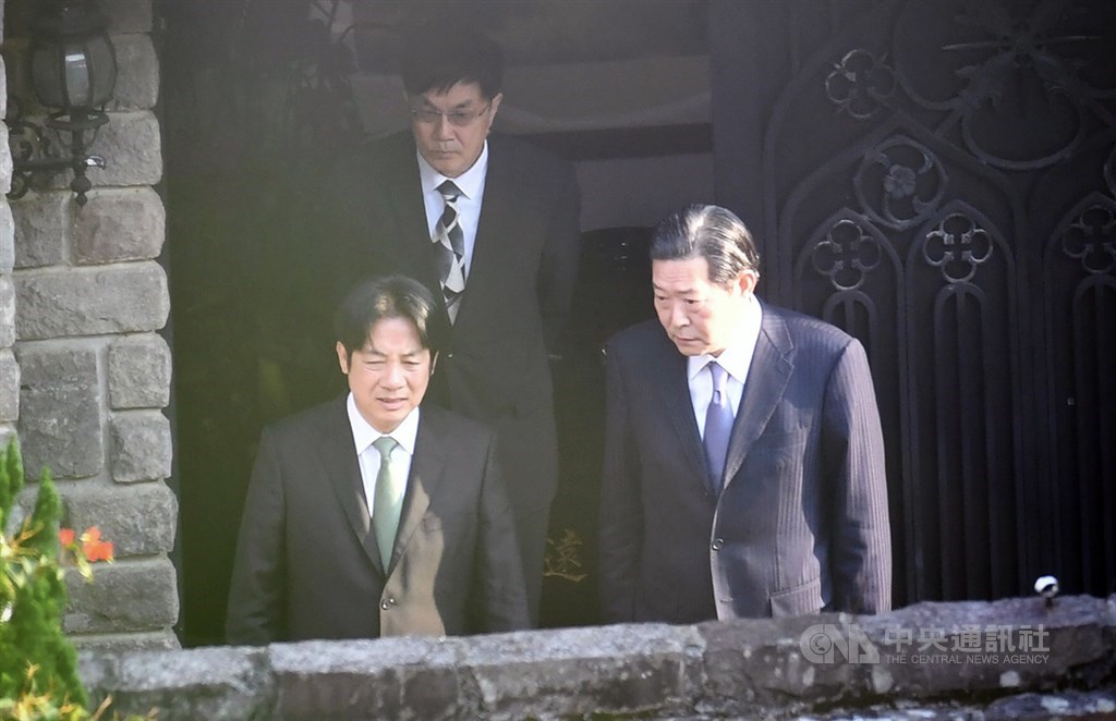 表態角逐民進黨內總統初選提名的前行政院長賴清德(前左),19日下午到翠山莊拜會前總統李登輝,在結束約1個多小時的會面後,賴清德與李登輝辦公室主任王燕軍(右)一同步出翠山莊。中央社記者王飛華攝 108年3月19日