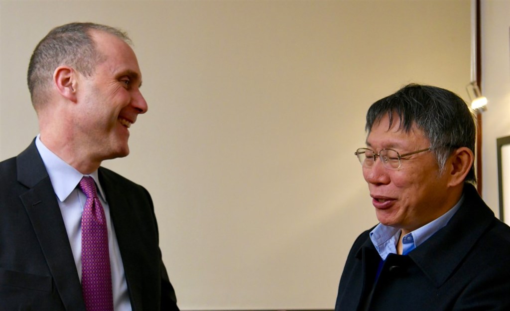 美國在台協會20日在臉書轉貼美國國務院東亞局推特發布美國代理副助卿史墨客(左)與柯文哲(右)會晤的照片。(圖取自twitter.com/USAsiaPacific)