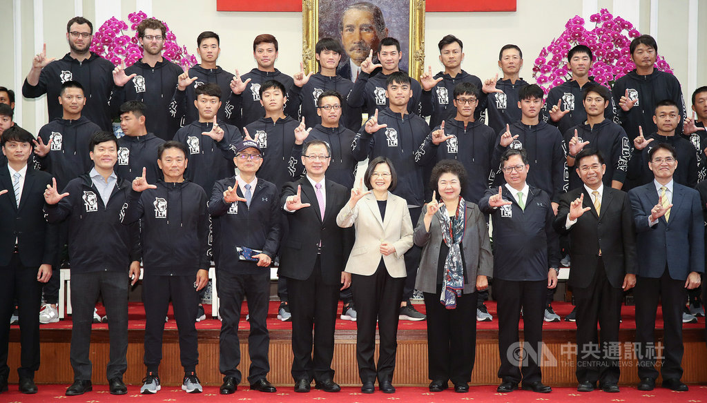 總統蔡英文(前右5)20日上午由總統府秘書長陳菊(前右4)、桃園市長鄭文燦(前右3)等人陪同,在總統府接見「2018年中華職棒總冠軍Lamigo桃猿隊」,與全隊合影留念。中央社記者張新偉攝 108年3月20日