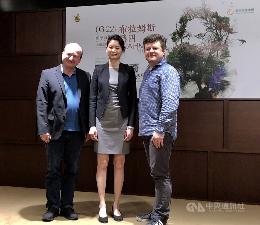 國家交響樂團(NSO)22日舉行NSO經典系列音樂會,將邀請德國指揮家亞歷山大.德夏(左)指揮演出布拉姆斯第4號交響曲,同場並請到法國號名家拉德克.巴伯羅柯(右)帶來法國號協奏曲,也將演出旅美台灣作曲家李元貞(中)新作「西岸」。中央社記者洪健倫攝 108年3月20日