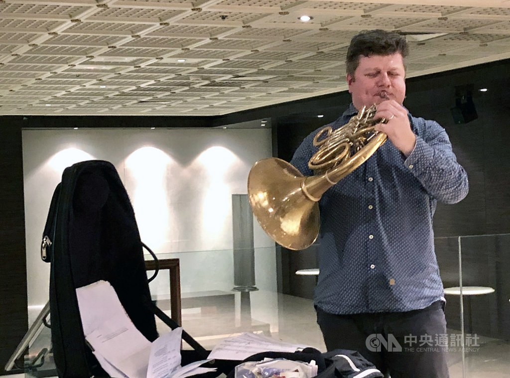 法國號名家拉德克.巴伯羅柯(Radek Baborak)22日將與NSO國家交響樂團合作演出法國號協奏曲,20日在台北出席記者會時,巴伯羅柯現場小露身手,帶來精彩演出。中央社記者洪健倫攝 108年3月20日