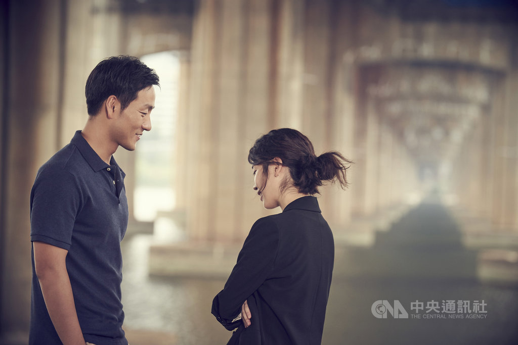 人氣韓星IU(李知恩)(右),近期拍Netflix作品獻出電影處女作「女孩,四繹」,與4名韓國知名導演合作4段故事,片中還和知名演員朴海秀(左)飆戲。(Netflix提供)中央社記者江佩凌傳真 108年3月20日