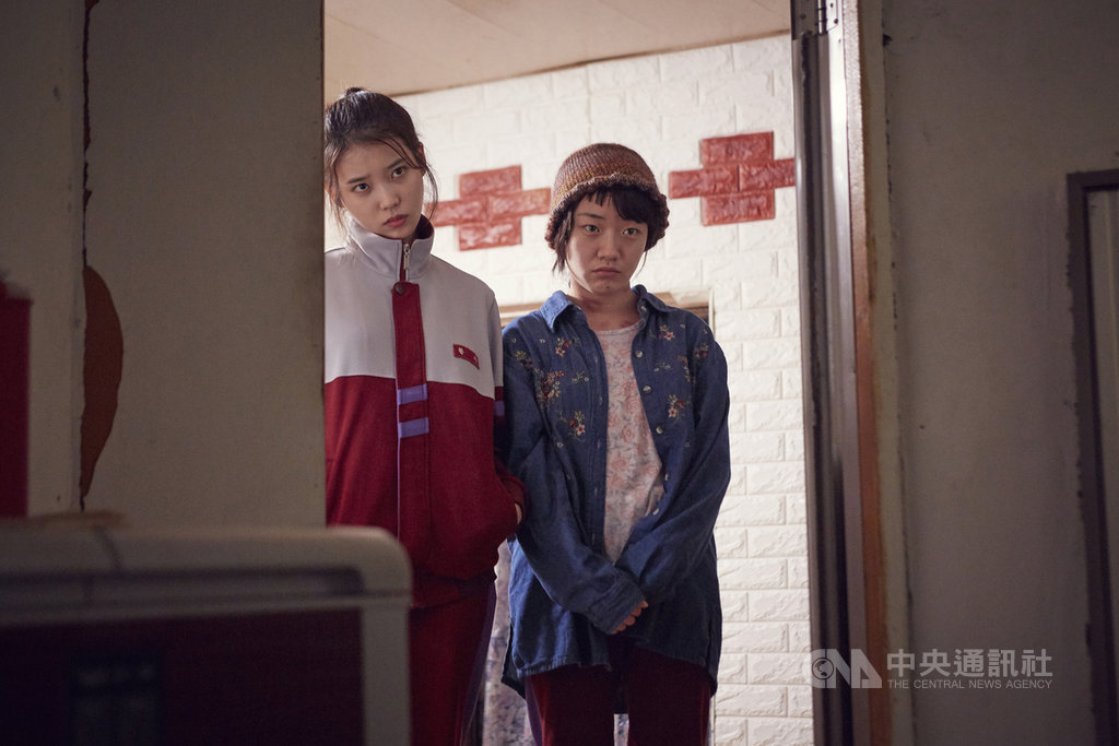 人氣韓星IU(李知恩)(左),近期拍Netflix作品獻出電影處女作「女孩,四繹」,與4名韓國知名導演合作並演出4段故事。(Netflix提供)中央社記者江佩凌傳真 108年3月20日