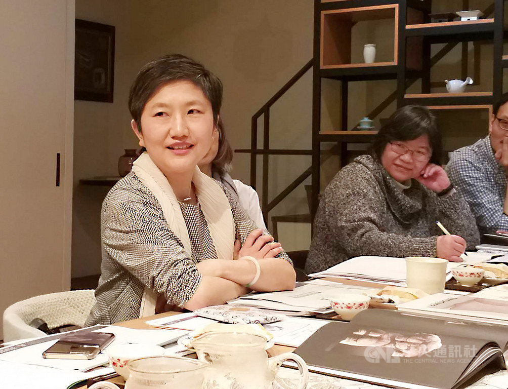 高雄市立美術館是全台第一所由公立轉型為行政法人的美術館,館長李玉玲(左)20日在台北舉行媒體茶敘,她表示,行政法人化後有2大優勢,經費、人才晉用都更為彈性。中央社記者鄭景雯攝 108年3月20日