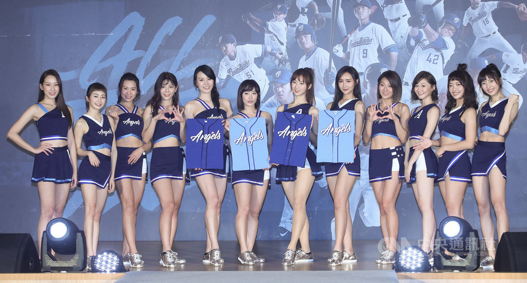 中華職棒富邦悍將隊20日下午在台北舉行開季記者會,啦啦隊Fubon Angels新成員也首次亮相。中央社記者張新偉攝 108年3月20日