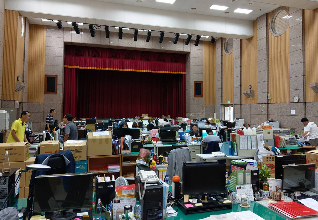 高雄市政府市長室原設於四維行政中心,不過市長韓國瑜上任後屬意在鳳山行政中心辦公,1月起開始改裝海洋局空間,為配合整建工程,海洋局員工只能暫時搬到大禮堂辦公。中央社記者王淑芬攝 108年3月20日