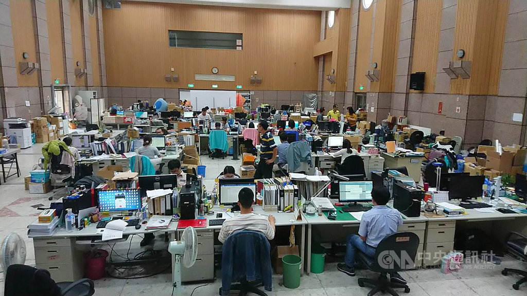 高雄市長韓國瑜欲將市長室遷到鳳山,盼多關注原來的高雄縣境,1月起把原來海洋局空間改為新市長室、機要科及新聞局一個科室使用;為配合市長室改裝,海洋局5個業務科暫遷至後棟大禮堂辦公,已近兩個月。中央社記者王淑芬攝 108年3月20日