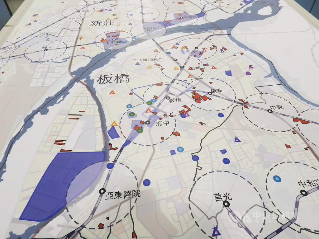 新北市政府為促成都更案,提出優渥的容積獎勵誘因「大眾運輸導向(TOD)適用原則」,將依是否捷運雙線交會、運量每年達1200萬人次到2000萬人次等特點,劃出優先適用TOD的20處捷運站周邊地區,以及距捷運站150公尺或300公尺等適用TOD適用原則的區域範圍。中央社記者王鴻國攝 108年3月20日