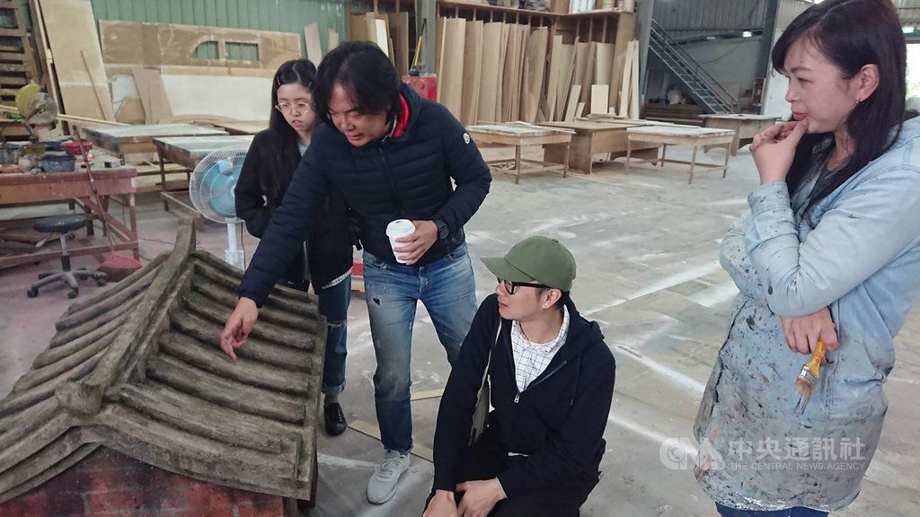 劇場設計師王奕盛(左2)為台灣參加布拉格劇場設計四年展的國家館打造作品「寶島浮沉」,需要「蓋」座土地公廟,6月將運至布拉格展出。(台灣技術劇場協會提供)中央社記者洪健倫傳真 108年3月20日