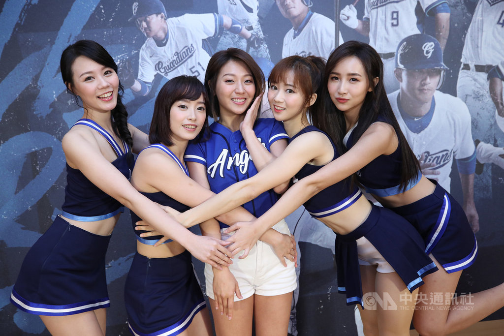 中職富邦悍將隊20日在台北舉辦記者會,啦啦隊Fubon Angels新任隊長Anny(中)帶領新學妹姍姍(左)、蓁蓁(右)、丹丹(左2)、秀秀子(右2)亮相。中央社記者張新偉攝 108年3月20日