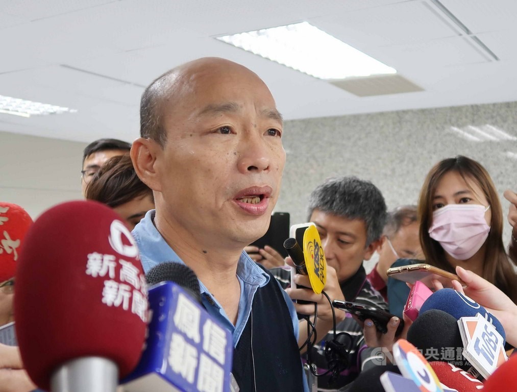 國民黨內部20日建議,直接找有意參選總統的前新北市長朱立倫、前立法院長王金平協調是否同意讓高雄市長韓國瑜(前)納入競爭。(中央社檔案照片)