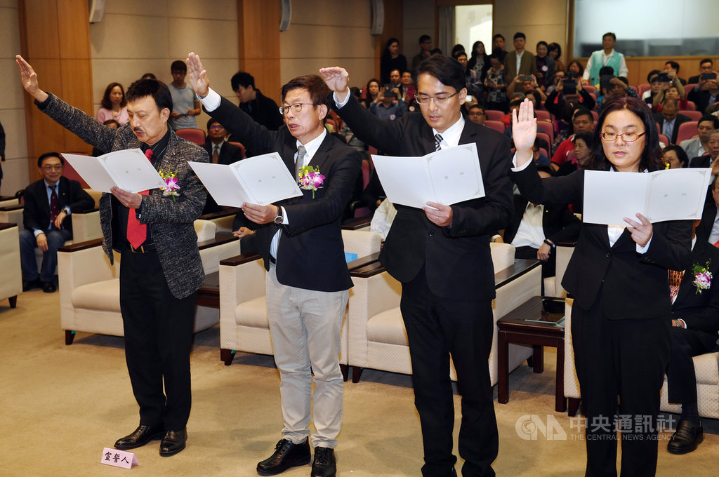 民進黨新科立委余天(前左起)、郭國文,國民黨新科立委柯呈枋及無黨籍新科立委陳玉珍,21日在立法院簡報室宣誓就職。中央社記者施宗暉攝 108年3月21日