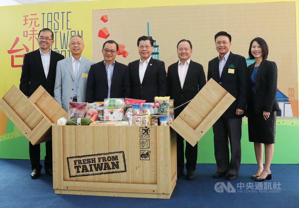 新加坡職總平價合作社「台灣食品節」開幕,合作社總裁謝健平(左3)與駐星代表梁國新(中)等出席。中央社記者黃自強新加坡攝 108年3月21日