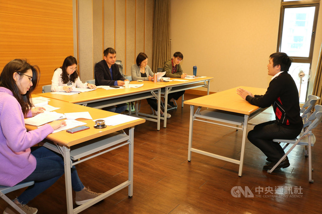第4屆亞洲有機青年論壇26日將在新北市舉行,青農踴躍報名,經過兩波面試,測驗應試者英文程度與有機方面專業知識後,選出25名台灣學員,將與22名國際學員共同參與研習。圖為徵選情形。(新北市農業局提供)中央社記者王鴻國傳真 108年3月21日