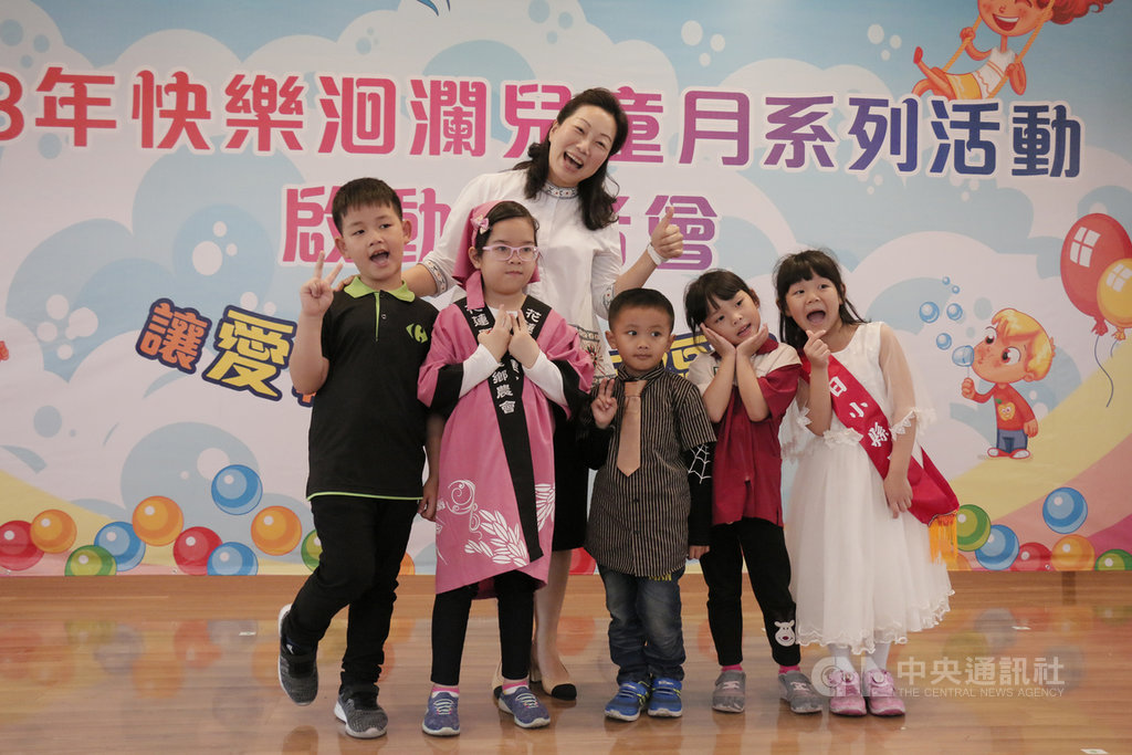 108年快樂洄瀾兒童月系列活動,21日在花蓮縣政府大禮堂舉行啟動典禮,結合花蓮40家業者,提供各項優惠方案,歡迎全國兒童都能到花蓮,度過快樂兒童月。(花蓮縣政府提供)中央社記者李先鳳傳真 108年3月21日