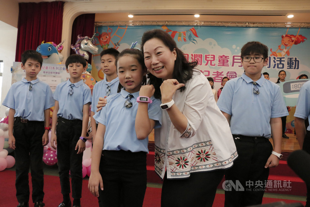 108年快樂洄瀾兒童月系列活動,21日在花蓮縣政府大禮堂舉行啟動典禮,宣布贈送縣內每位孩童計步器做為兒童節禮物,另有各社團與企業贊助的「文具驚喜包」。圖為花蓮縣長徐榛蔚(前右)與學童展示計步器。(花蓮縣政府提供)中央社記者李先鳳傳真 108年3月21日
