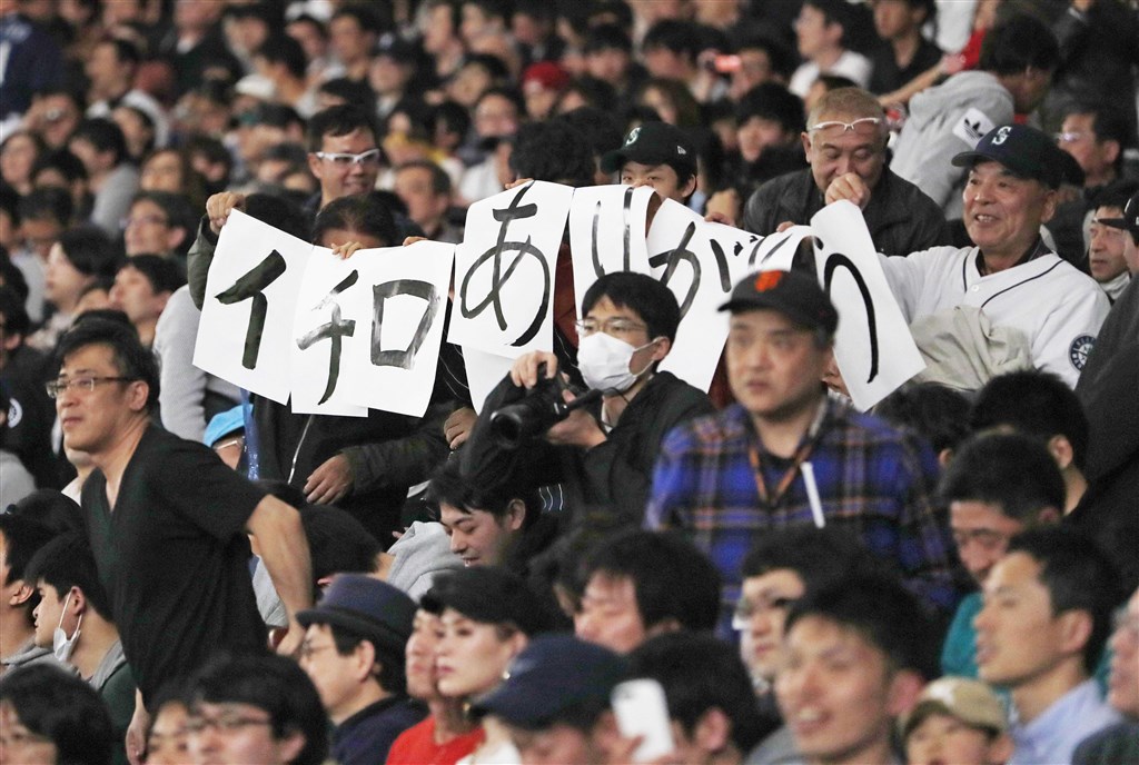 美職大聯盟日本海外開幕戰第2戰21日登場,這可能是鈴木一朗球員生涯最後一場出賽,場邊球迷舉著「謝謝一朗」字卡。(共同社提供)