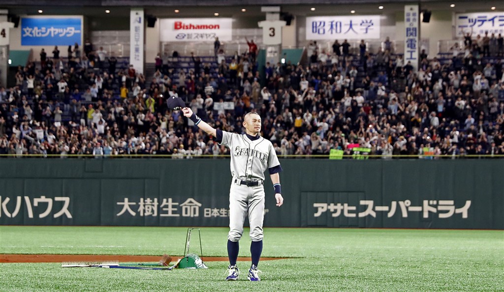 美職水手隊與運動家隊3月連續兩天在日本東京巨蛋進行海外開幕戰,水手隊的鈴木一朗以球員身分上場,全場轟動。(共同社提供)