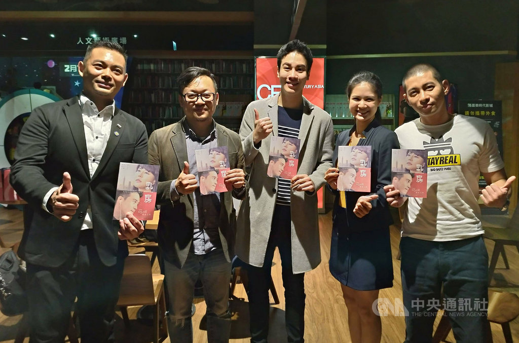 國片「乳.房」由導演謝志文(左2)執導,演員謝毅宏(中)主演,公民教師黃益中(右)與時代力量籍台北市議員林亮君(右2)等人22日齊聚,力挺全片凸顯台灣居住正義、婚姻平權等議題。(可樂電影提供)中央社記者洪健倫傳真 108年3月22日