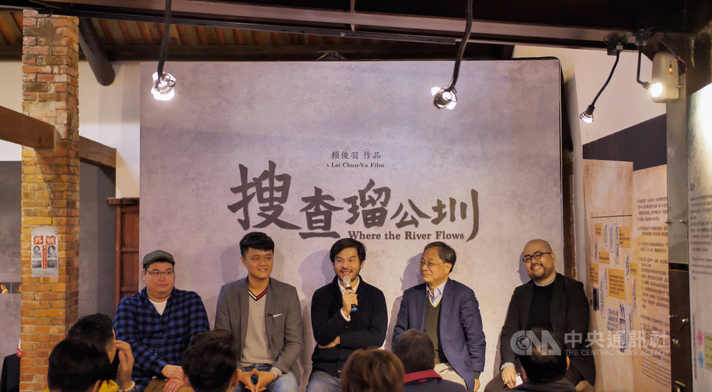 導演賴俊羽(中)宣布新片「搜查瑠公圳」預計今年底開拍,作家小野(右2)贊同賴俊羽希望將電影IP化的想法,他認為,台灣要有自己的IP,才能一環扣一環,提升整體文化素養與經濟力。(搜查瑠公圳提供)中央社記者洪健倫傳真 108年3月22日
