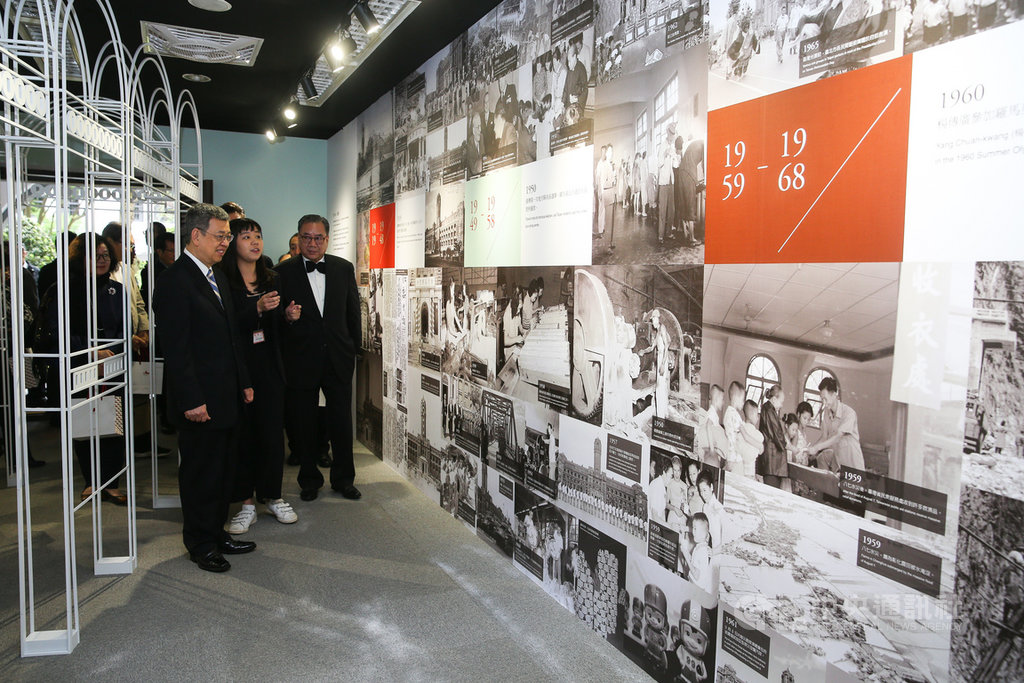 總統府建築百年特展24日正式開展,副總統陳建仁(左)23日參觀展場,欣賞總統府建築百年的多元風貌。中央社記者謝佳璋攝 108年3月23日