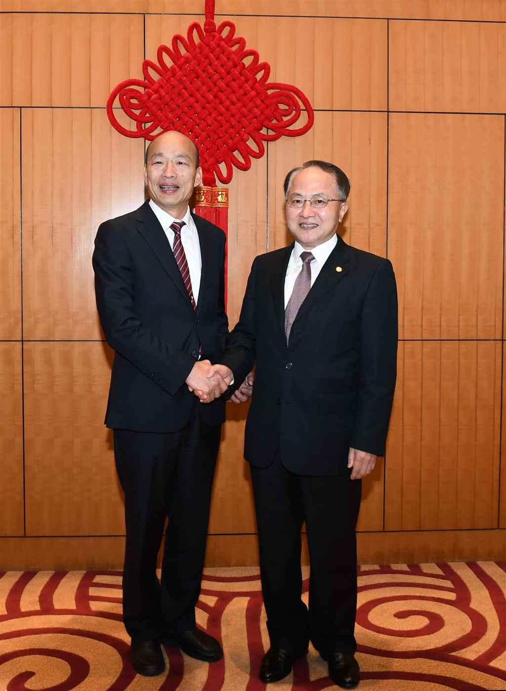 高雄市長韓國瑜(左)22日拜會香港中聯辦主任王志民(右),引起討論。陸委會發言人邱垂正表示,希望高雄市府能進一步說明會面情形,以安民心。(圖取自香港中聯辦網頁locpg.hk)