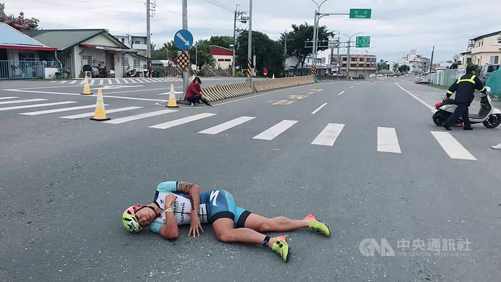 2019 IRONMAN 70.3 Taiwan鐵人三項國際賽24日進行第2天賽程,台灣鐵人一哥謝昇諺在自行車競賽時,遭闖入的機車擦撞而跌倒在地,表情十分痛苦,目擊民眾嚇了一跳,趕緊通報。(翻攝照片)中央社記者李先鳳傳真 108年3月24日