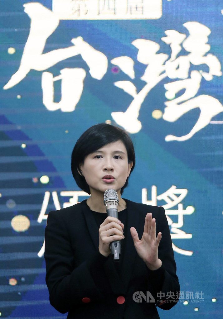 第4屆台灣歷史小說獎頒獎典禮24日在台北舉行,文化部長鄭麗君出席致詞表示,作為亞洲最民主自由的國家,台灣應該站穩腳步、壯大自己的文化、放眼世界,不怕與中國交流,也不需要過度依賴一個市場。中央社記者徐肇昌攝 108年3月24日