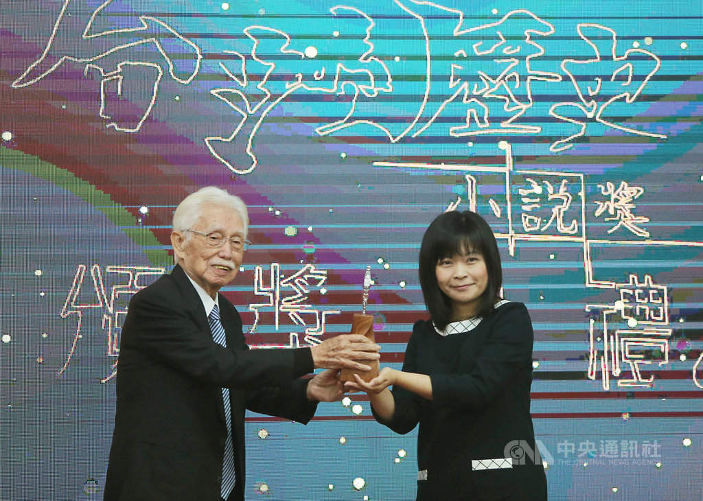 新台灣和平基金會24日下午在台北舉辦第4屆台灣歷史小說獎頒獎典禮,前總統府資政辜寬敏(左)頒發佳作獎給作品「羅漢門」作者錢真(右)。中央社記者徐肇昌攝 108年3月24日