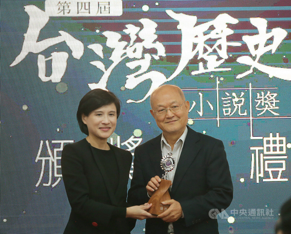 新台灣和平基金會24日下午在台北舉辦第4屆台灣歷史小說獎頒獎典禮,文化部長鄭麗君(左)頒發獎座給以作品「蕉王吳振瑞」獲佳作的李旺台(右)。中央社記者徐肇昌攝 108年3月24日