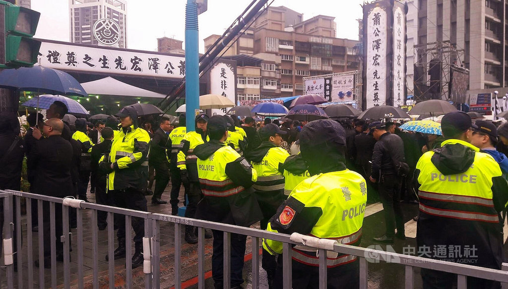 前天道盟盟主蕭澤宏告別式24日下午在新北市蘆洲舉行,新北警方動員逾400名警力到場,進行交通管制及戒備。中央社記者王鴻國攝 108年3月24日