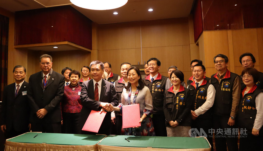 中華民國工商建設研究會造訪花蓮,雙方24日簽訂合作備忘錄,將攜手推動花蓮縣產業升級,深化觀光、教育、農業及青創等層面合作。中央社記者李先鳳攝 108年3月24日