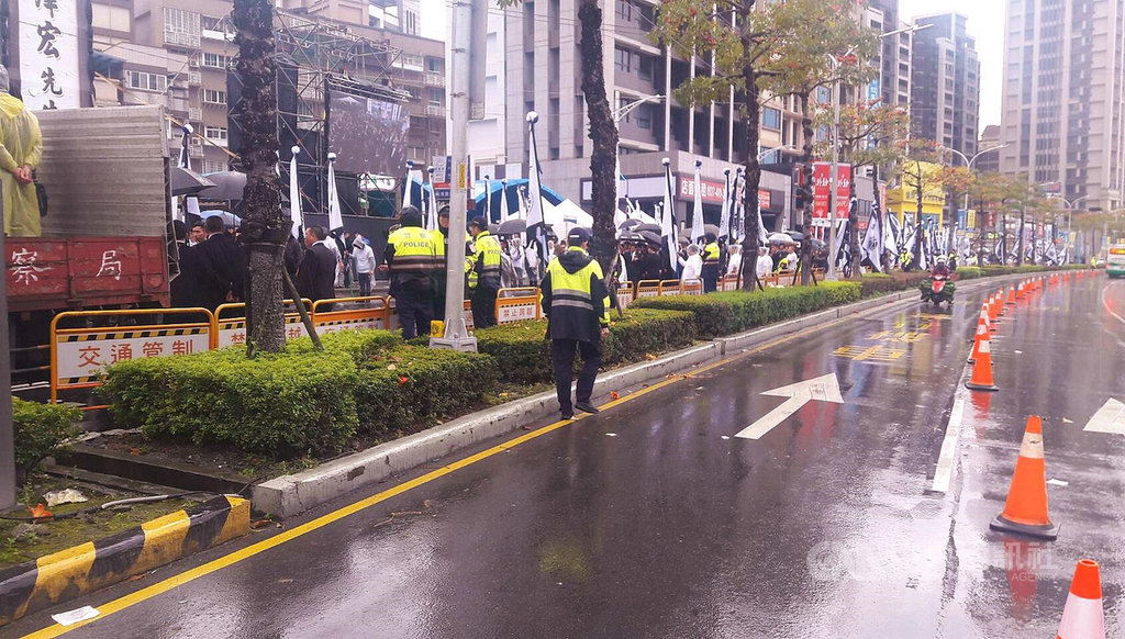 前天道盟盟主蕭澤宏告別式24日下午在新北市蘆洲舉行,新北警方動員逾400名警力到場進行交通管制,並依法對參加公祭團體人員攔查、蒐證。中央社記者王鴻國攝 108年3月24日
