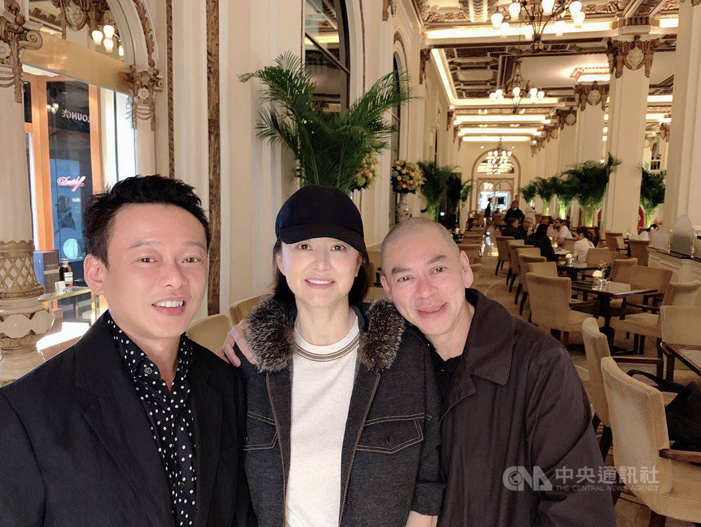 導演蔡明亮(右)的新作「你的臉」目前正參與香港電影節,資深藝人林青霞(中)也特別前往觀賞,會後她與蔡明亮、演員李康生(左)在半島酒店暢聊。(Homegreen Films提供)中央社記者鄭景雯傳真 108年3月24日